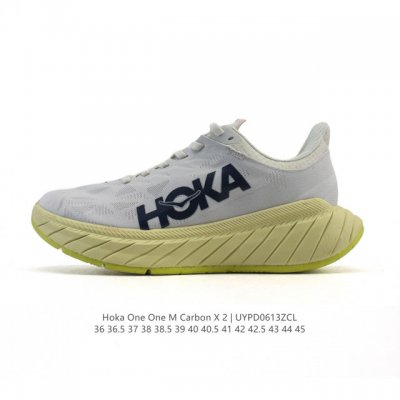 新品 Hoka Carbon X2公路跑步鞋卡奔X2竞速碳板减震网面跑鞋男女运动鞋 厚底增高老爹鞋。整体像一艘弯弯的小船，前“凸”后“翘”，踩上去有没有要滚动的