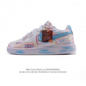 公司级 耐克Nike Court Vision Low 校园风低帮复古篮球板鞋男女运动鞋 解构绑带 双鞋带。延续80年代复古篮球鞋，添加学院风细节。皮革组合鞋面