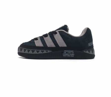 阿迪达斯 Adidas Adimatic 马蒂奇系列低帮复古鲨鱼面包鞋运动休闲滑板板鞋 整个鞋面由牛皮革制成 搭配品牌标志性大尺寸三条纹 Logo 超宽鞋带作为 - 点击图像关闭