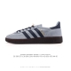 真标 阿迪达斯 Adidas Handball Spezial 低帮三叶草学院风复古休闲板鞋 德训鞋 橡胶底柔软皮革经典运动鞋板鞋。圆头、缝合拼接设计、正面绑带