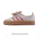 Adidas 阿迪达斯 女款运动鞋 三叶草Samba Velentine 休闲鞋 德训鞋 复古板鞋经典运动鞋。一款阿迪达斯的Samba面包鞋，该鞋具有厚实的用料