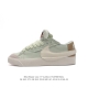 耐克 Nike Blazer Low '77 Jumbo 运动鞋，抓地板鞋，革新重塑经典街头人气鞋款，采用人气传统外观，巧搭大号耐克勾勾设计和宽大鞋带。柔软泡绵