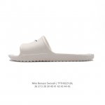 斯图西联名款Stussy X Nike Benassi 拖鞋 一字拖男女凉拖鞋沙滩鞋 家具休闲凉拖鞋。一直广受青睐的Nike Sportswear 主打单品搭载
