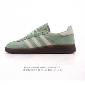 阿迪达斯 Adidas Handball Spezial 低帮三叶草学院风复古休闲板鞋 德训鞋 橡胶底柔软皮革经典运动鞋板鞋。圆头、缝合拼接设计、正面绑带、鞋舌