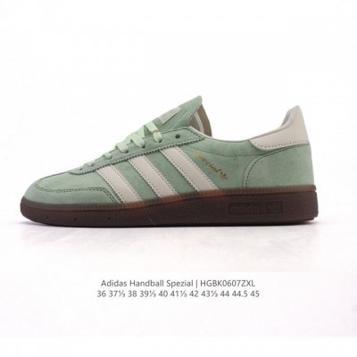 阿迪达斯 Adidas Handball Spezial 低帮三叶草学院风复古休闲板鞋 德训鞋 橡胶底柔软皮革经典运动鞋板鞋。圆头、缝合拼接设计、正面绑带、鞋舌