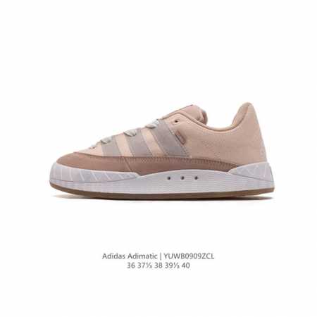阿迪达斯 Adidas Adimatic 马蒂奇系列低帮复古鲨鱼面包鞋运动休闲滑板板鞋。整个鞋面由牛皮革制成，搭配品牌标志性大尺寸三条纹 Logo，超宽鞋带作为 - 点击图像关闭