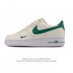 耐克 Nike Air Force 1 '07 Low 空军一号含气垫 低帮百搭厚底增高休闲运动板鞋。柔软、弹性十足的缓震性能和出色的中底设计，横跨复古与现代的