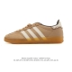 阿迪达斯 Adidas Originals Gazelle Indoor复古三叶草防滑透明橡胶板鞋经典运动鞋。这款经典鞋,忠于原版设计,缀撞色三条纹和鞋跟饰片。