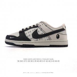公司级 耐克 Nike Sb Dunk Low Pro 运动鞋复古板鞋 Bape联名。采用柔软皮革织物拼接鞋面，经久耐穿，塑就如元年款 Dunk 般的复古质感。