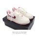耐克 Nike Air Force 1 '07 Low 空军一号含气垫 低帮百搭厚底增高休闲运动板鞋。柔软、弹性十足的缓震性能和出色的中底设计，横跨复古与现代的