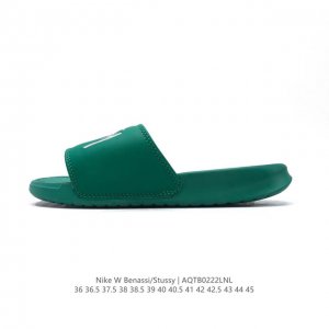 斯图西联名款Stussy X Nike Benassi 拖鞋 一字拖男女凉拖鞋沙滩鞋 家具休闲凉拖鞋。一直广受青睐的Nike Sportswear 主打单品搭载