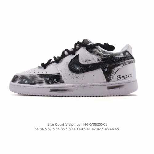 公司级 耐克Nike Court Vision Low 校园风低帮复古篮球板鞋运动鞋 解构绑带 双鞋带。延续80年代复古篮球鞋，添加学院风细节。皮革组合鞋面，利