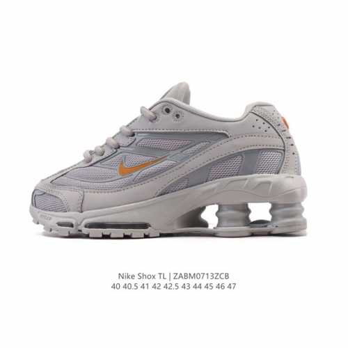 耐克 Nike Shox Tl 男子运动鞋厚底增高老爹鞋，令机械力学缓震性能跃升新层次。采用透气网眼鞋面和全掌型 Nike Shox 技术，革新演绎经典 200