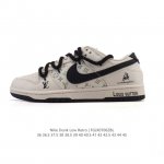 公司级 耐克 Nike Dunk Low Retro 运动鞋复古解构绑带板鞋 双鞋带 路易威登联名。作为 80 年代经典篮球鞋款，起初专为硬木球场打造，后来成为