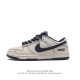 真标supreme X Nike Dunk Low 运动滑板鞋，此款主张打破传统的工业化流水线设计限制，以made By Ideas的超级创意为理念，集结众多潮