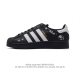阿迪达斯 Adidas Superstar 三叶草 熊猫 运动鞋经典贝壳头板鞋 时尚男女鞋 。皮革鞋面材质 标志性的贝壳鞋头，锯齿三条纹，简约的线条。就连版型和