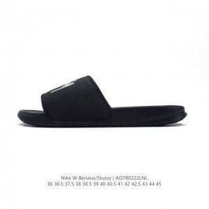 斯图西联名款Stussy X Nike Benassi 拖鞋 一字拖男女凉拖鞋沙滩鞋 家具休闲凉拖鞋。一直广受青睐的Nike Sportswear 主打单品搭载