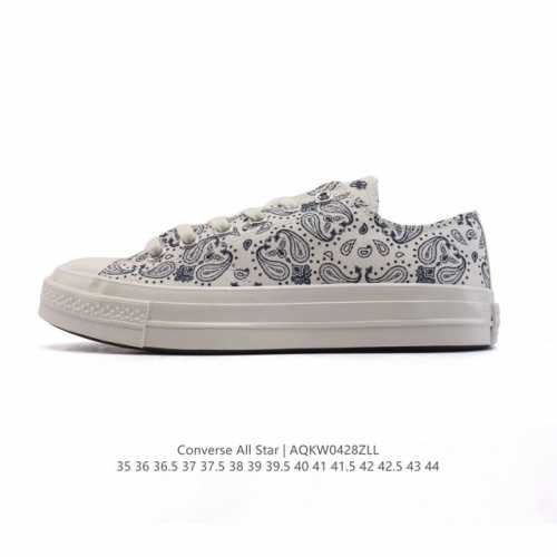 converse 低帮男女士运动鞋 匡威全明星复古 休闲百搭板鞋 春季花纹饰面 经典透气帆布面慢跑鞋。这个系列是匡威最古老的系列了。是匡威品牌公司 8年成立以来