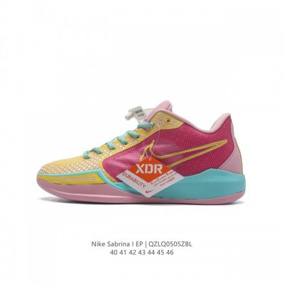 Wnba 球星sabrina Ionescu 的签名鞋nike Sabrina 1 篮球鞋正式发布 这双鞋定位是中性，并不限定于女子款式。低帮设计，鞋面材质选取