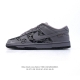 公司级 耐克 Nike Dunk Low Retro 运动鞋复古板鞋。 作为 80 年代经典篮球鞋款，起初专为硬木球场打造，后来成为席卷街头的时尚标杆，现以经典