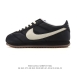 Nike Classic Cortez Nylon 耐克阿甘鞋男女子运动鞋。秉承元年款经典风格，糅合防水鞋面设计，令双足保持干爽舒适。防水锦纶鞋面强势抵御风雨侵