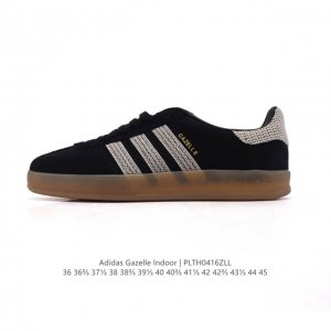 阿迪达斯 Adidas Originals Gazelle Indoor 复古三叶草防滑透明橡胶板鞋经典运动鞋。这款经典鞋,忠于原版设计,缀撞色三条纹和鞋跟饰片