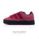 160 阿迪达斯 Adidas Adimatic 马蒂奇系列女鞋 低帮复古鲨鱼面包鞋运动休闲滑板板鞋。整个鞋面由牛皮革制成，搭配品牌标志性大尺寸三条纹 Logo
