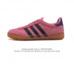 阿迪达斯 Adidas Originals Gazelle Indoor 复古三叶草防滑透明橡胶板鞋经典运动鞋。这款经典鞋,忠于原版设计,缀撞色三条纹和鞋跟饰片