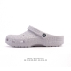 新款 Crocs 卡骆驰 鳄鱼纹鞋面运动 休闲 沙滩 包头 拖鞋 经典洞洞鞋 家居凉拖鞋 一式两用！ Crocs的鞋子采用了其专利材料 Croslite。这种材
