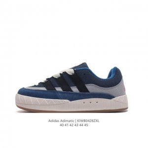 阿迪达斯 Adidas Adimatic 马蒂奇系列低帮复古鲨鱼面包鞋运动休闲滑板板鞋。整个鞋面由牛皮革制成，搭配品牌标志性大尺寸三条纹 Logo，超宽鞋带作为