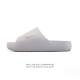 耐克 Nike Calm Slide 经典运动拖鞋时尚厚底增高男女一字拖鞋 沙滩鞋，拖鞋的外观十分吸引人，融合了舒适与时尚的元素，延续了简约独特的美学风尚，一体