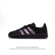 阿迪达斯 Adidas Originals Gazelle Indoor 复古三叶草防滑透明橡胶板鞋经典运动鞋。这款经典鞋,忠于原版设计,缀撞色三条纹和鞋跟饰片