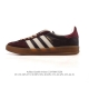 阿迪达斯 Adidas Originals Gazelle Indoor复古三叶草防滑透明橡胶板鞋经典运动鞋。这款经典鞋,忠于原版设计,缀撞色三条纹和鞋跟饰片。