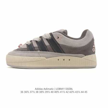 阿迪达斯 Adidas Adimatic 马蒂奇系列男女鞋 低帮复古鲨鱼面包鞋运动休闲滑板板鞋。整个鞋面由牛皮革制成，搭配品牌标志性大尺寸三条纹 Logo，超宽 - 点击图像关闭