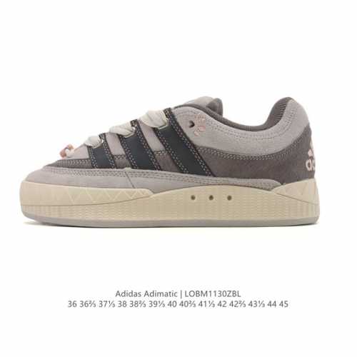 阿迪达斯 Adidas Adimatic 马蒂奇系列男女鞋 低帮复古鲨鱼面包鞋运动休闲滑板板鞋。整个鞋面由牛皮革制成，搭配品牌标志性大尺寸三条纹 Logo，超宽