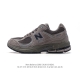 新百伦 New Balance 2002R 跑鞋 男女运动鞋厚底老爹鞋。沿袭了面世之初的经典科技，以 Encap 中底配以升级版 N-Ergy 缓震物料。鞋面则