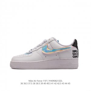 耐克 Nike Air Force 1 '07 Low 空军一号含气垫 低帮百搭厚底增高休闲运动板鞋。柔软、弹性十足的缓震性能和出色的中底设计，横跨复古与现代的