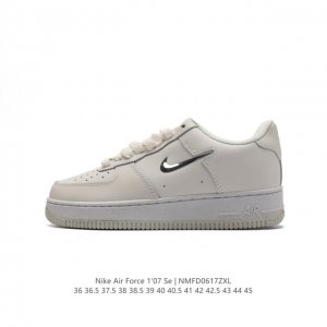 耐克 Nike Air Force 1 '07 Low 空军一号含气垫 低帮百搭厚底增高休闲运动板鞋。柔软、弹性十足的缓震性能和出色的中底设计，横跨复古与现代的