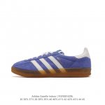 阿迪达斯 Adidas Originals Gazelle Indoor 复古三叶草防滑透明橡胶板鞋经典运动鞋。这款经典鞋,忠于原版设计,缀撞色三条纹和鞋跟饰片