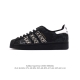 真标 阿迪达斯 Adidas Superstar 三叶草经典贝壳头系列 新款休闲板鞋潮流男女士运动鞋 。鞋面柔软皮革材质 标志性的贝壳鞋头，锯齿三条纹，简约的线