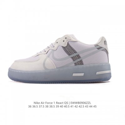 耐克 Nike Air Force 1 '07 Low 空军一号含气垫 低帮百搭厚底增高休闲运动板鞋。柔软、弹性十足的缓震性能和出色的中底设计，横跨复古与现代的