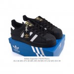 阿迪达斯 Adidas Superstar 2025年新款鞋子 蛇年新款经典贝壳头系列 新款休闲板鞋潮流女士运动鞋 。鞋面柔软皮革拼接材质 标志性的贝壳鞋头，简