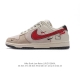 公司级 耐克 Nike Dunk Low Retro 运动鞋复古板鞋 Hello Ketty 猫。作为 80 年代经典篮球鞋款，起初专为硬木球场打造，后来成为席