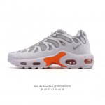 Nike 耐克 男子休闲鞋气垫缓震跑步鞋 Air Max Plus 运动鞋 造型超讨喜！鞋面以帆布和织物材质包裹，保证了轻薄透气，更适合夏季穿着。鞋侧 鱼骨 形