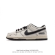 耐克 Nike Dunk Low Retro 运动鞋复古运动滑板鞋。作为 80 年代经典篮球鞋款，起初专为硬木球场打造，后来成为席卷街头的时尚标杆，现以经典细节