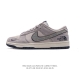 真标 耐克 Nike Dunk Low Retro 运动鞋复古板鞋 北面 北脸联名。作为 80 年代经典篮球鞋款，起初专为硬木球场打造，后来成为席卷街头的时尚标