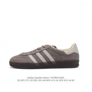 阿迪达斯 Adidas Originals Gazelle Indoor 复古三叶草防滑透明橡胶板鞋经典运动鞋。这款经典鞋,忠于原版设计,缀撞色三条纹和鞋跟饰片