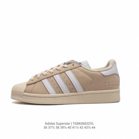 阿迪达斯 Adidas Superstar 三叶草经典贝壳头系列 新款休闲板鞋潮流男女士运动鞋 。鞋面柔软皮革材质 标志性的贝壳鞋头，锯齿三条纹，简约的线条。就 - 点击图像关闭