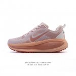 公司级 真标 耐克 Nike Vomero 18 厚底增高老爹运动跑步鞋。全新 Vomero 提供比以往更多的緩衝效能以及該系列有史以來最高的鞋底高度，結合 N