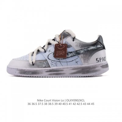 公司级 耐克Nike Court Vision Low 校园风低帮复古篮球板鞋运动鞋 解构绑带 双鞋带。延续80年代复古篮球鞋，添加学院风细节。皮革组合鞋面，利